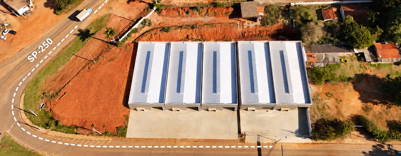 Vista aérea do conjunto de 5 galpões, com indicação do acesso à Rodovia SP-250