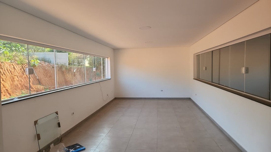 Sala ampla no mezanino, com janelas amplas