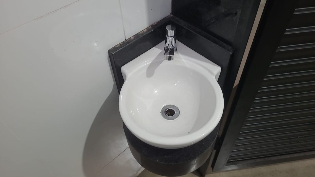 Lavatório individual em granito no vestiário
